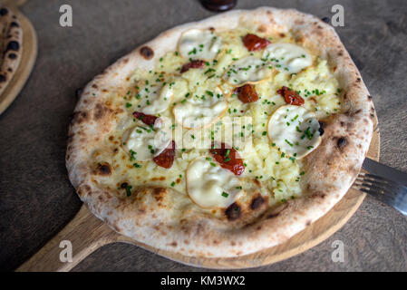 Authentische italienische Pizza auf Rustikale Oberfläche Stockfoto