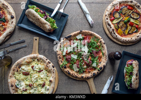 Authentische italienische Pizza auf Rustikale Oberfläche Stockfoto