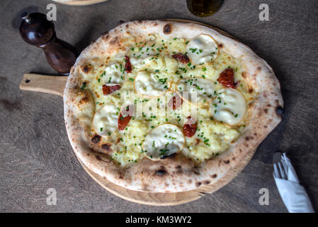 Authentische italienische Pizza auf Rustikale Oberfläche Stockfoto