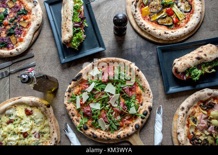 Authentische italienische Pizza auf Rustikale Oberfläche Stockfoto