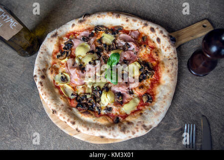 Authentische italienische Pizza auf Rustikale Oberfläche Stockfoto