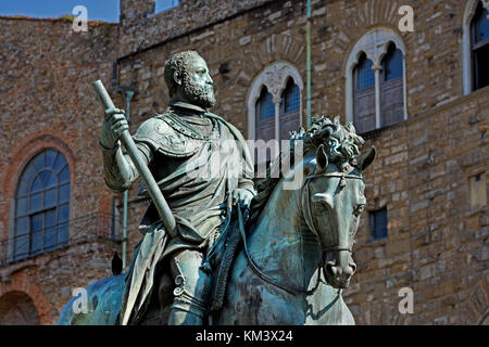 Bronzene Reiterstandbild Cosimo I. von Giambologna 1594 im Piazza della Signoria Florenz Italien Italienisch (Cosimo I. de' Medici (12. Juni 1519 - 21. April 1574) war der zweite Herzog von Florenz von 1537 bis 1569, als er den ersten Großherzog der Toskana. ) Stockfoto
