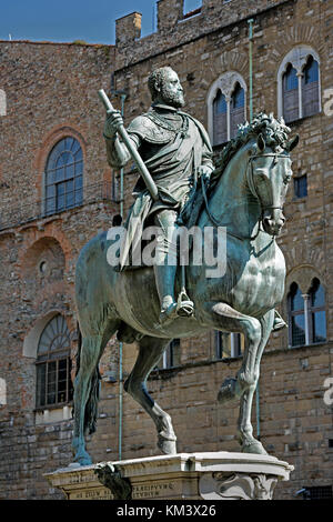 Bronzene Reiterstandbild Cosimo I. von Giambologna 1594 im Piazza della Signoria Florenz Italien Italienisch (Cosimo I. de' Medici (12. Juni 1519 - 21. April 1574) war der zweite Herzog von Florenz von 1537 bis 1569, als er den ersten Großherzog der Toskana. ) Stockfoto