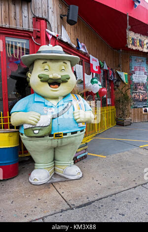 Eine keramische Statue eines Mannes, die angezeigt wird, einen Mexikanischen touristische außerhalb eines mexikanischen Restaurant auf Northern Blvd. in Long Island City in Queens, New York. Stockfoto