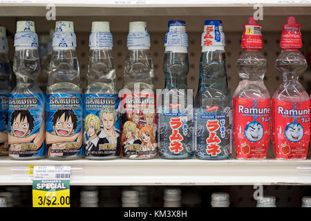 Japanische Getränke zum Verkauf an das Essen Basar Supermarkt in Long Island City, die in internationale Einzelteile spezialisiert. Stockfoto