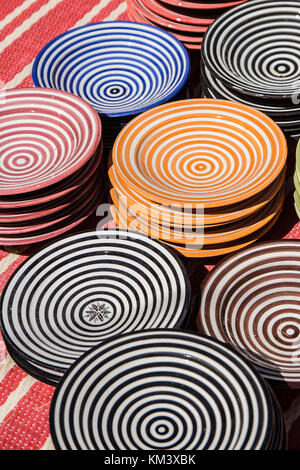 Bunte ethnische Gerichte, mit Streifenmuster verziert. souvernir aus Marokko im freien Markt angezeigt. Stockfoto