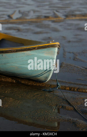 Türkis Holz- Boot, bei Ebbe vertäut. Stockfoto