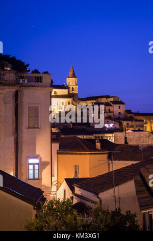 Vertikale Ansicht des alten Dorfes von Maratea (Basilikata, Italien) in der Nacht. Stockfoto