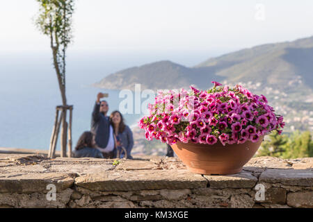 Castellabate (Italien): Closeup auf einen Blumentopf Dekoration und Panoramablick auf die Küste des Cilento, in den Hintergrund. verschwommene Menschen in Urlaub nimmt eine se Stockfoto