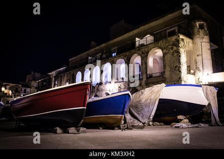 Malerische Nachtansicht der approdo Le Gatte, in Santa Maria di Castellabate (Cilento, Italien) Stockfoto