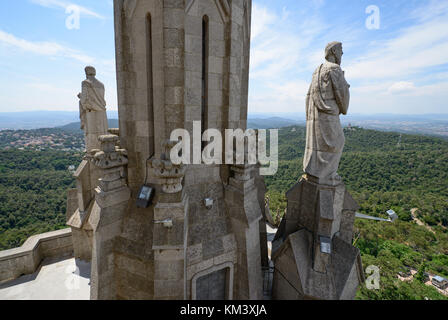 Hohen winkel Blick von der Aussichtsplattform in der Nähe der westlichen Turm des Tempels des Heiligen Herzen Jesu (Sagrat Cor) auf den Berg Tibidabo in Richtung Sarria-Sant Gerv Stockfoto