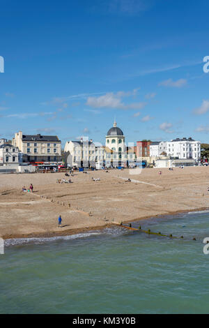 Strand und Promenade von Worthing Pier, Worthing, West Sussex, England, Vereinigtes Königreich Stockfoto