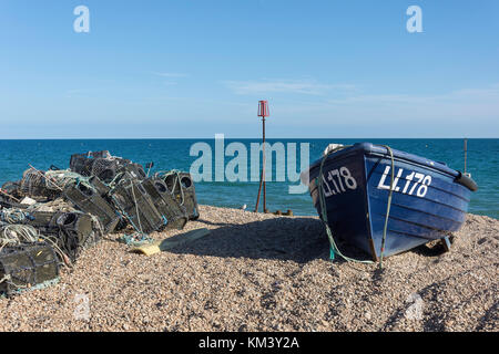 Fischerboot und Hummer Töpfen auf Strand, Chichester, West Sussex, England, Vereinigtes Königreich Stockfoto