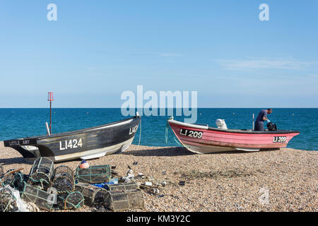 Fischerboot und Hummer Töpfen auf Strand, Chichester, West Sussex, England, Vereinigtes Königreich Stockfoto