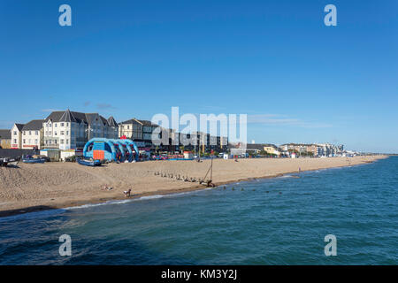 Strand und Promenade Blick vom Pier, Chichester, West Sussex, England, Vereinigtes Königreich Stockfoto