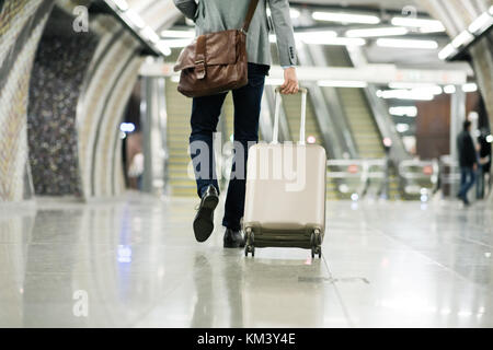 Geschäftsmann vor rolltreppen auf einem U-Bahnhof entfernt. Stockfoto