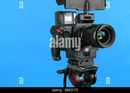 Professionelle Videokamera auf lebendige Farben, Kontrast Stockfoto