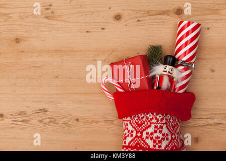 Weihnachtsstrumpf mit Cracker, Spielzeug und Wickelte vorhanden Stockfoto