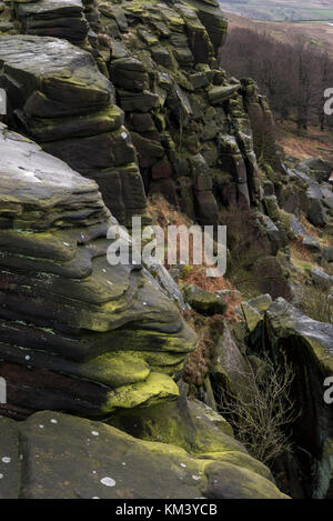 Zerklüftete Landschaft des gritstone Felsen auf stanage Edge im Peak District National Park, Derbyshire, England. Stockfoto