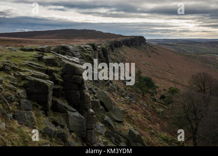 Zerklüftete Landschaft aus Steinfelsen am Rand von Stanage im Peak District National Park, Derbyshire, England. Stockfoto