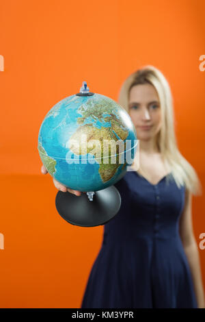 Junge Frau mit einer Kugel in der Hand, selektiven Fokus Stockfoto