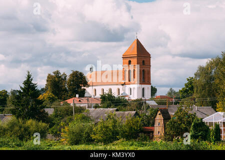 Mir, Belarus. Landschaft der Häuser des Dorfes und Saint Nicolas Römisch-katholische Kirche in Mir, Belarus. Das Wahrzeichen der Stadt. Historische Architektonische und Cultu Stockfoto