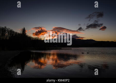 Sonnenaufgang über Derwentwater im englischen Lake District in der Nähe der Stadt Keswick. Stockfoto