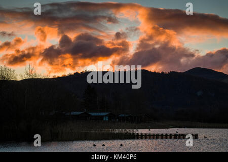 Sonnenaufgang über Derwentwater im englischen Lake District in der Nähe der Stadt Keswick. Stockfoto