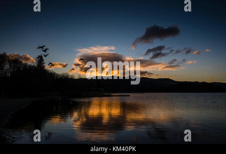 Sonnenaufgang über Derwentwater im englischen Lake District in der Nähe der Stadt Keswick. Stockfoto