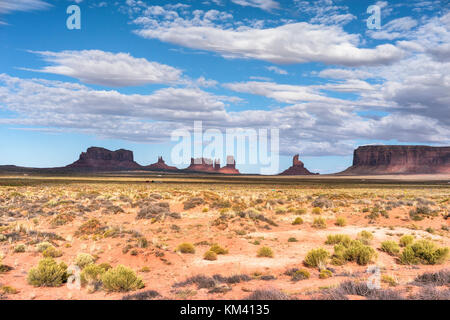 Monument Valley Red Sand Region auf dem Arizona - Utah Grenze, usa. Navajo Tribal Park und für einen Standort für viele fomous Western Filme verwendet Stockfoto