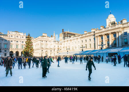 Somerset House Eisbahn England London England UK gehen eu Europa Londonern Schlittschuhlaufen auf der Eisbahn im Somerset House London England UK gehen eu Europa Stockfoto