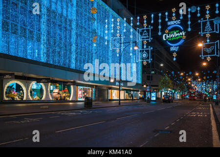 London - Dezember 2nd, 2017: Weihnachtsbeleuchtung in der Oxford Street, London, England. Die geschäftigsten Shopping area in Central London erwartet wird, über o Anzuziehen Stockfoto