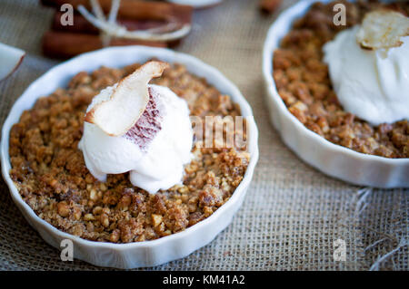 Apple Dessert mit Zimt und Vanille Eis auf Holz- Hintergrund bröckeln Stockfoto