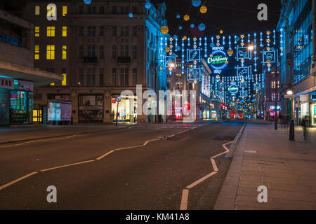 London - Dezember 2nd, 2017: Weihnachtsbeleuchtung in der Oxford Street, London, England. Die geschäftigsten Shopping area in Central London erwartet wird, über o Anzuziehen Stockfoto