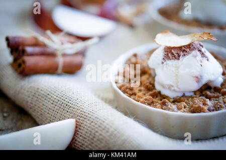 Apple Dessert mit Zimt und Vanille Eis auf Holz- Hintergrund bröckeln Stockfoto