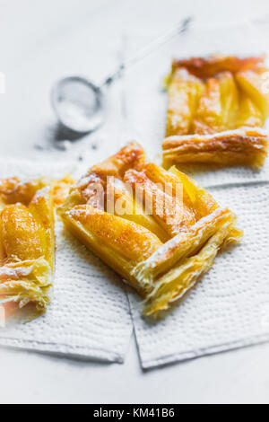 Apfelkuchen auf weißem Hintergrund Stockfoto