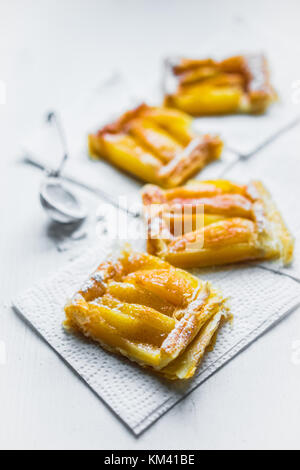 Apfelkuchen auf weißem Hintergrund Stockfoto