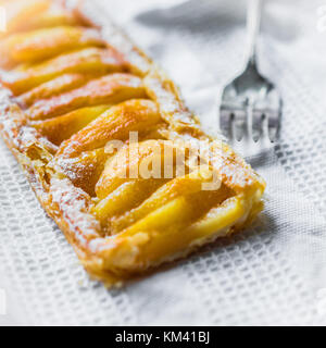 Apfelkuchen auf weißem Hintergrund Stockfoto