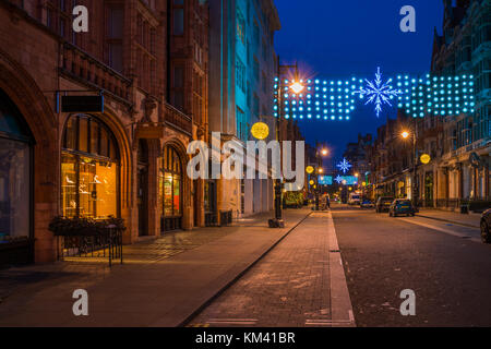 London, Großbritannien - 30 November, 2017: christmas street Dekorationen auf Street in Mayfair, Berg, Luxus Shopping Viertel in London liegt zwischen South au Stockfoto