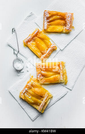 Apfelkuchen auf weißem Hintergrund Stockfoto