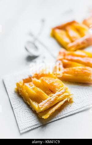 Apfelkuchen auf weißem Hintergrund Stockfoto