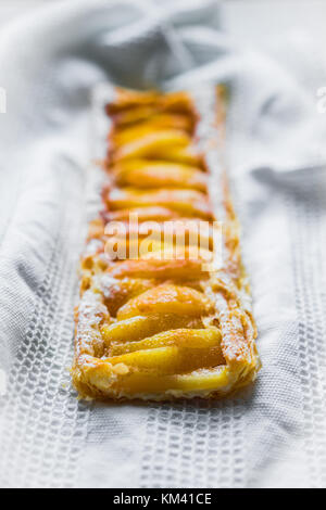 Apfelkuchen auf weißem Hintergrund Stockfoto