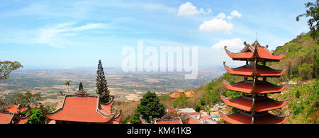 Panorama der Pagode des Nirvana Buddha auf Ta Cu Berg in Vietnam, war es am 26. Oktober gegründet, 1996 in Tan Lap Kommune, ham Thuan nam District, Stockfoto