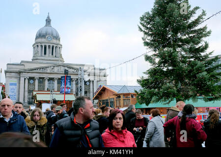 Nottingham, Nottinghamshire, Großbritannien. 02. Dezember 2017. massen von menschen Genießen der Weihnachtsmarkt auf dem alten Markt außerhalb des Rates Haus. Stockfoto