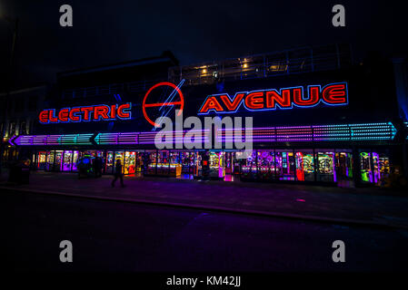 Southend on Sea am Meer Licht- und Spielhalle in der Nacht. Electric Avenue. Stockfoto