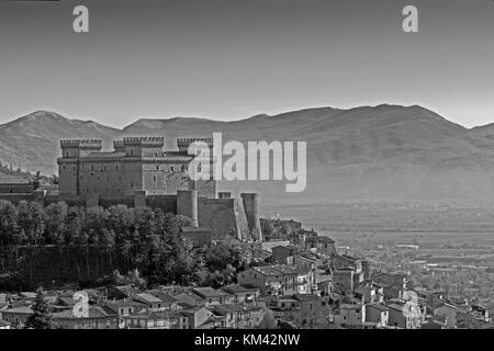 Schloss von Celano, Italien in Schwarz und Weiß Stockfoto