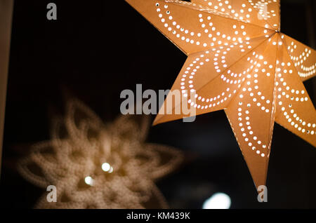 Ein weihnachtliches Licht wie ein Stern im Fenster während Dezember geprägt. Stockfoto