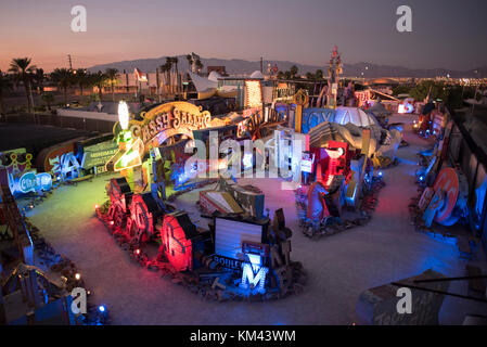 Das Neon Museum ist während des Sonnenuntergangs in der Innenstadt von Las Vegas, Nevada, am 25. Oktober 2017 zu sehen. Foto von Jason Ogulnik Stockfoto