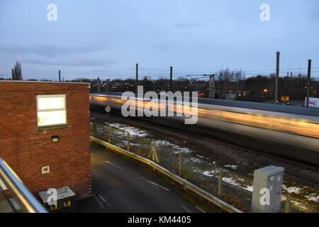 Eine Beschleunigung Zug passiert obwohl York Stockfoto