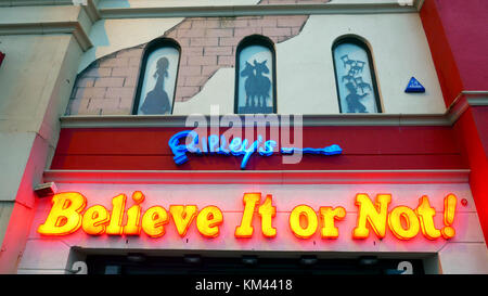 Vor dem Eingang zu Ripley's Believe It or Not! Ausstellung, Blackpool Pleasure Beach Amusement Park Stockfoto